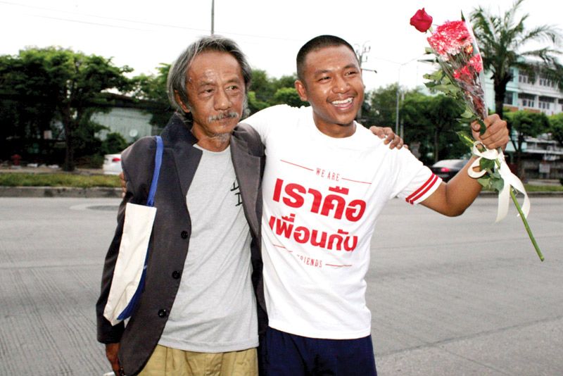 Jatupat or “Pai Dao Din” and his Father (Picture from the Matichon Online)