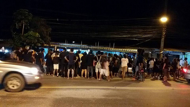 The mob gathers at the roti shop in Phang Nga (Picture: Facebook Group “Community TV and Volunteers of Phang Nga”)