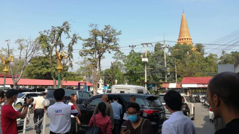 นศ.ศิลปากรเผย ถูกจับ-ควบคุมตัวไม่ชอบ เหตุปาสีเปรอะรูป ร.10 โดนข้อหา "ทำให้เสียทรัพย์" | ศูนย์ ...